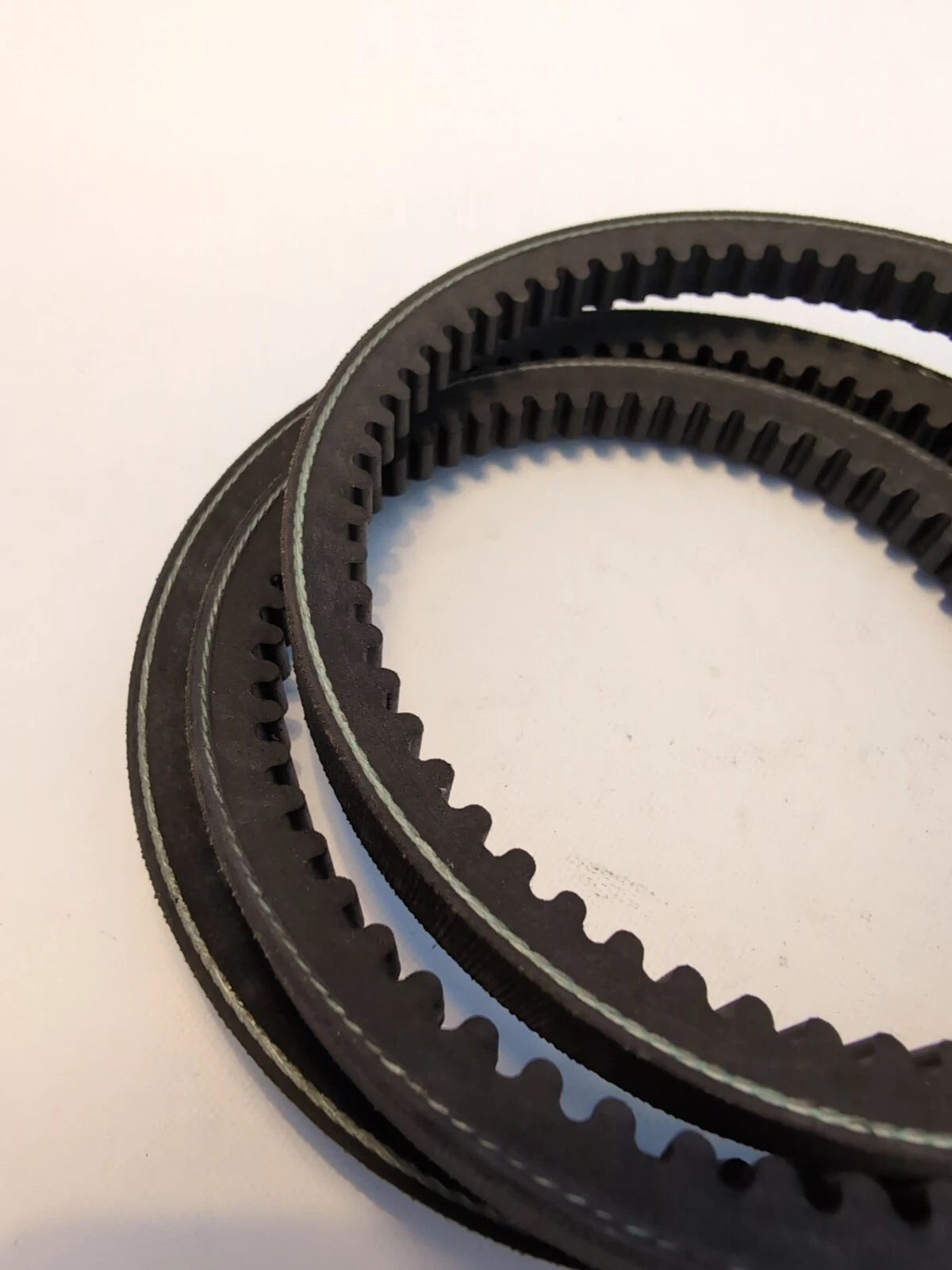 V-Belt For Ford V-8 302 Engine - Gdy17335